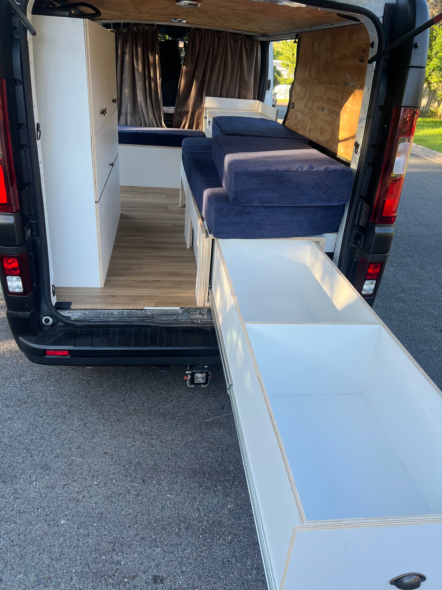 Camping box with storage drawer in a Renault Traffic