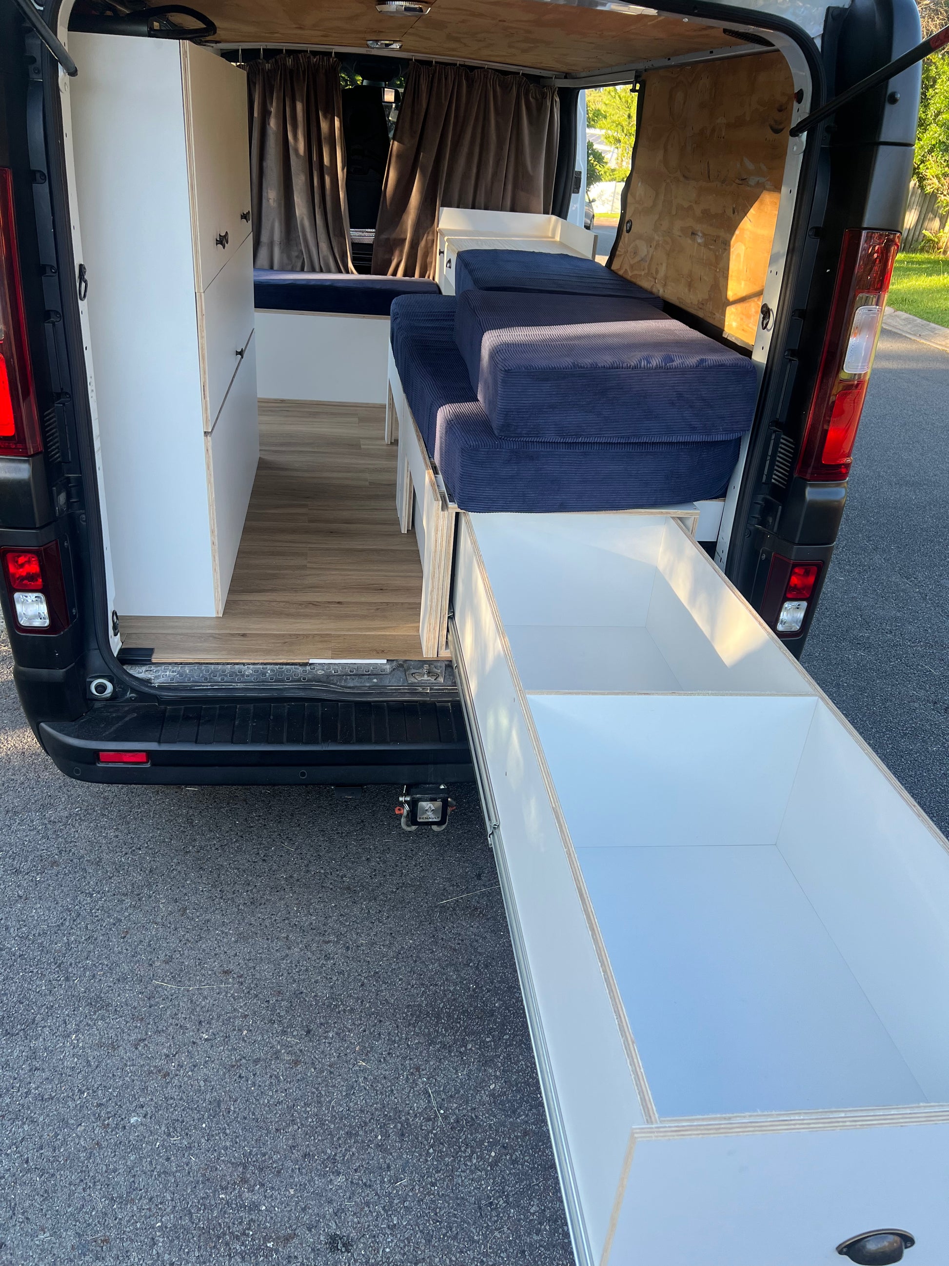 Camping box with storage drawer in a Renault Traffic